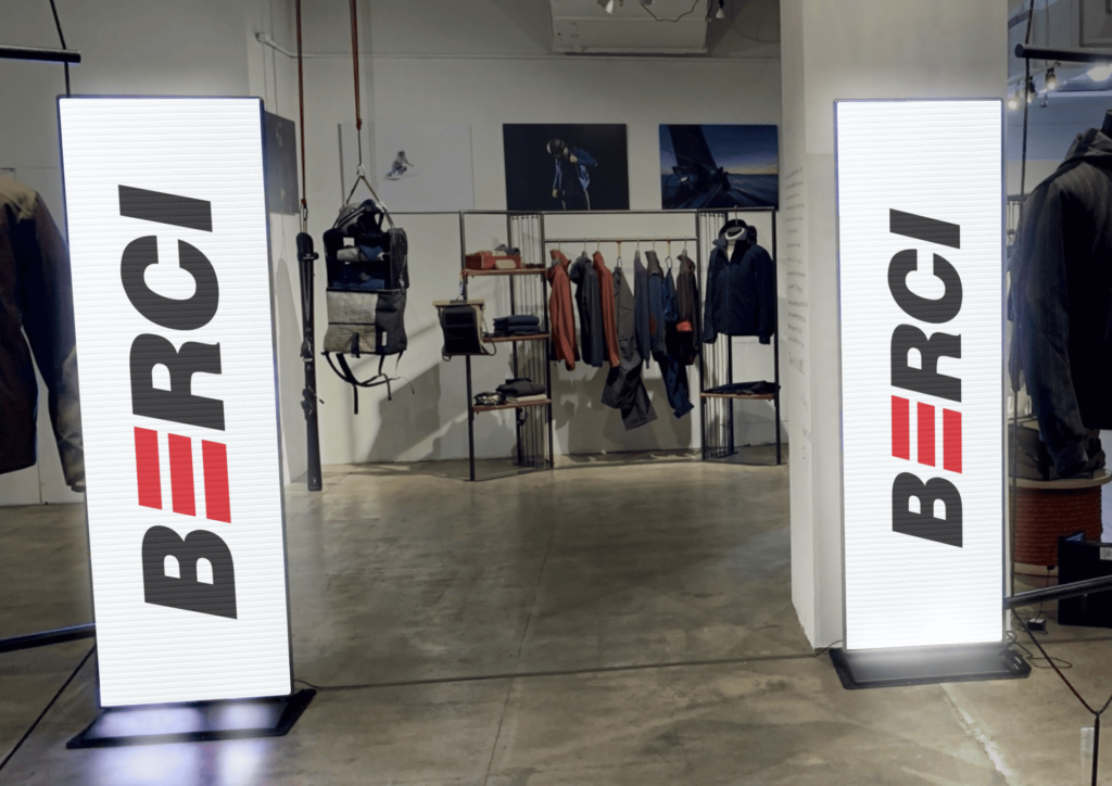 Dois digital LED posters.